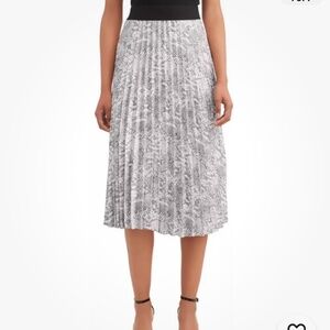 Time and Tru Women’s Snake Skin Print Pleated Swing Skirt Size XL (16-18) NWT